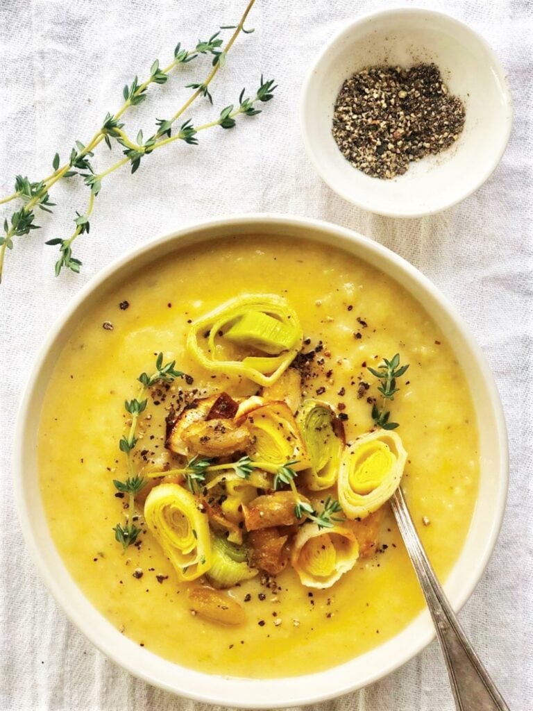 https://thefamilyfoodkitchen.com/wp-content/uploads/2020/10/White-Bean-Soup-with-Leek-Potato-768x1024.jpg